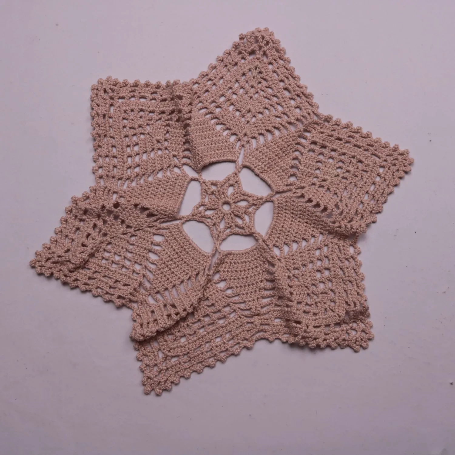 Пыльно-розовая ажурная салфетка с цветочным мотивом и фигурным краем